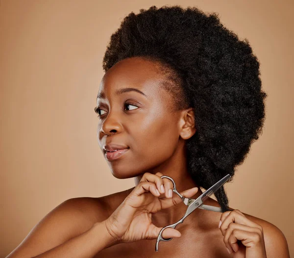 Kapsel Schaar Zwarte Vrouw Met Afro Studio Een Bruine Achtergrond — Stockfoto