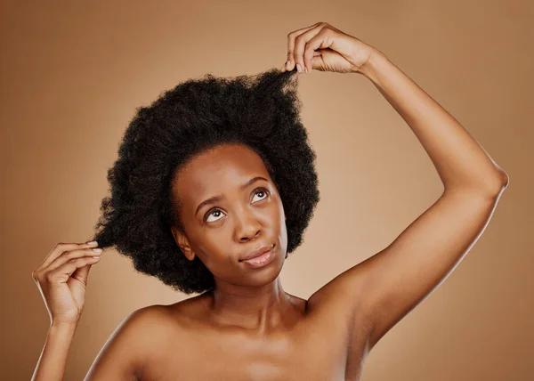 Denken Zwarte Vrouw Haarverzorging Voor Afro Gezondheid Welzijn Studio Geïsoleerd — Stockfoto