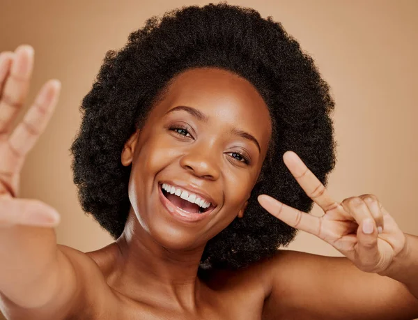Twarz Czarna Kobieta Selfie Znak Pokoju Piękno Studio Odizolowane Brązowym — Zdjęcie stockowe