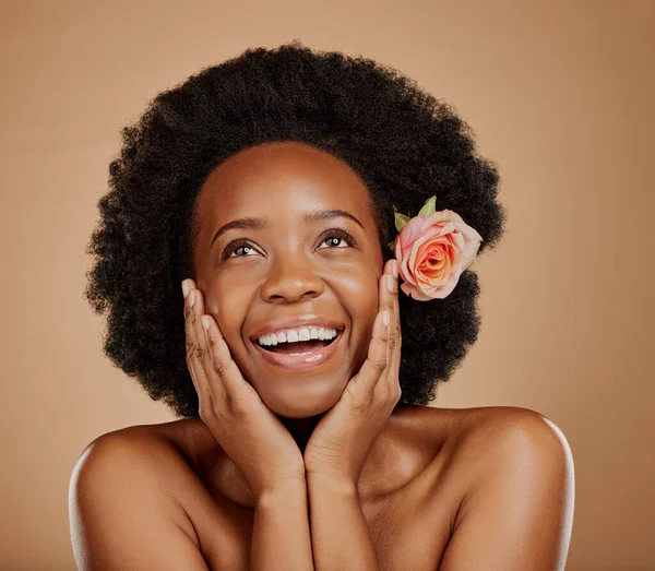Gezicht Zwarte Vrouw Huidverzorging Met Roos Voor Schoonheid Studio Geïsoleerd — Stockfoto