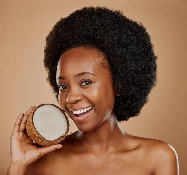 Portret Huid Kokosnoot Met Een Model Zwarte Vrouw Studio Een — Stockfoto