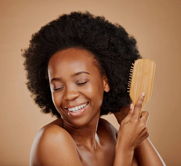 Happy Zwarte Vrouw Afro Borstel Haar Studio Bruine Achtergrond Behandeling — Stockfoto
