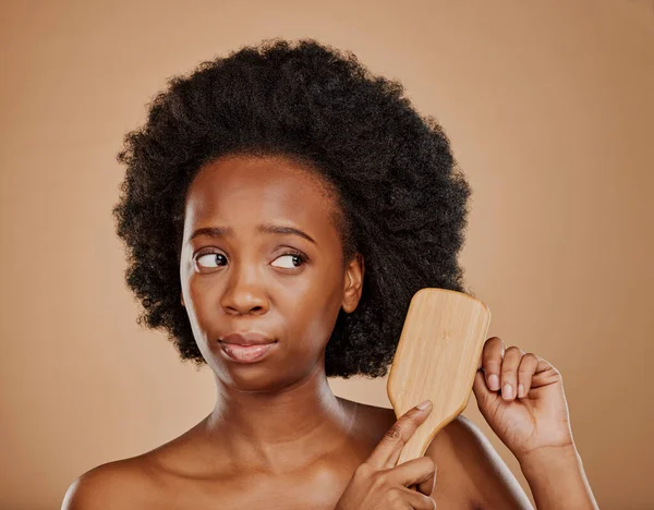 悲しい黒の女性 髪とスタジオでブラシに不満 茶色の背景とアフロ 心配アフリカの女性モデルと不安 結び目と自然な質感への損傷の問題と櫛の髪型 — ストック写真