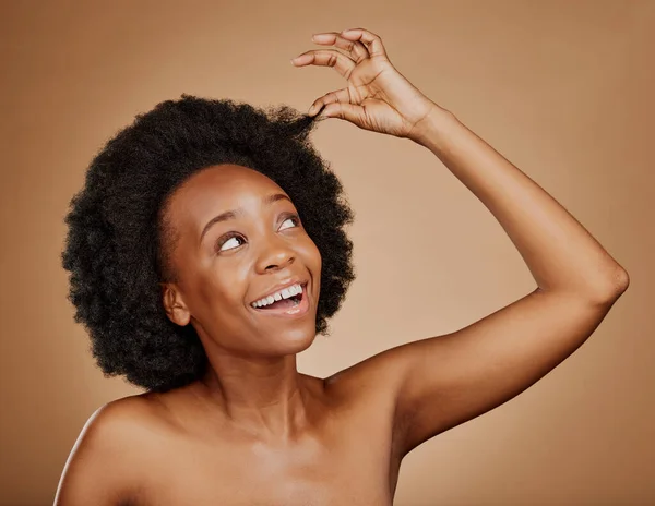 Mulher Negra Feliz Cuidado Cabelo Afro Natural Para Beleza Estúdio — Fotografia de Stock
