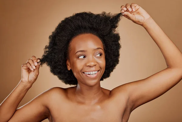 Happy Zwarte Vrouw Haarverzorging Voor Afro Schoonheid Welzijn Studio Geïsoleerd — Stockfoto