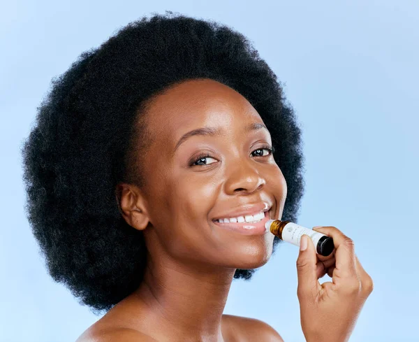 Portret Schoonheid Lippenbalsem Met Een Zwarte Vrouw Studio Een Blauwe — Stockfoto