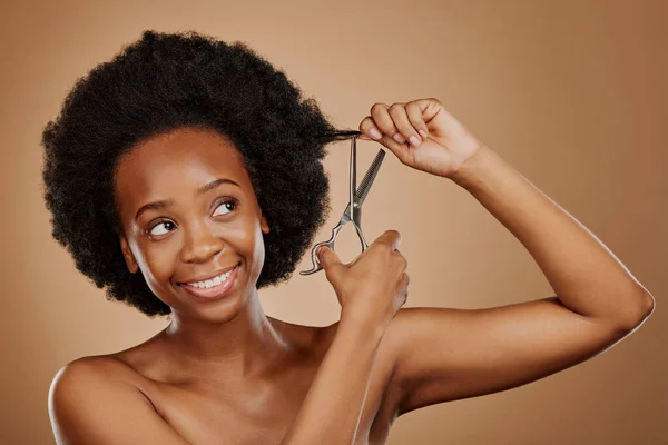 Kapsel Schaar Vrolijke Zwarte Vrouw Met Afro Studio Bruine Achtergrond — Stockfoto