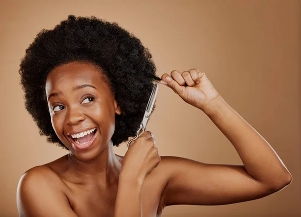 Kapsel Schaar Opgewonden Zwarte Vrouw Met Afro Studio Een Bruine — Stockfoto