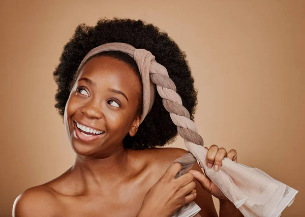 非洲裔或黑人女性 带着头巾 在棕色背景的工作室里思考变化或美丽 因理发 围巾发型或自恋而兴奋的领带 微笑或体贴的非洲女孩 — 图库照片