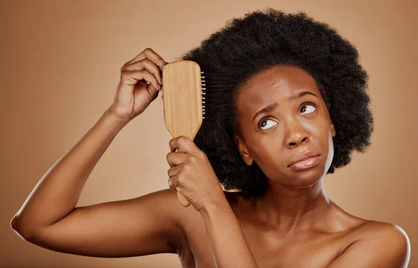 Black Woman Hair Care Worry Brush Studio Brown Background Curly — Stock Photo, Image