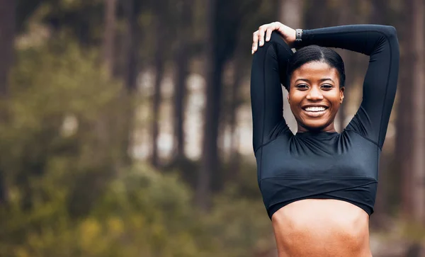 Rozciąganie Fitness Portret Czarnej Kobiety Przyrodzie Ćwiczeń Treningów Sportu Lesie — Zdjęcie stockowe