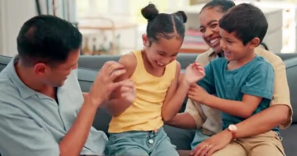 Kietelen Familie Kinderen Met Ouders Een Woonkamer Thuis Voor Comfort — Stockvideo