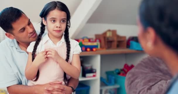 Medicin Kontroll Och Barnläkare Pratar Med Flicka Med Sin Pappa — Stockvideo