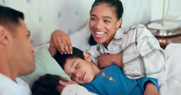卧室和儿童在睡觉 放松或休息时与父母躺在一起 年轻的父母一边和疲惫的孩子在床上依偎在一起一边聊天 — 图库视频影像