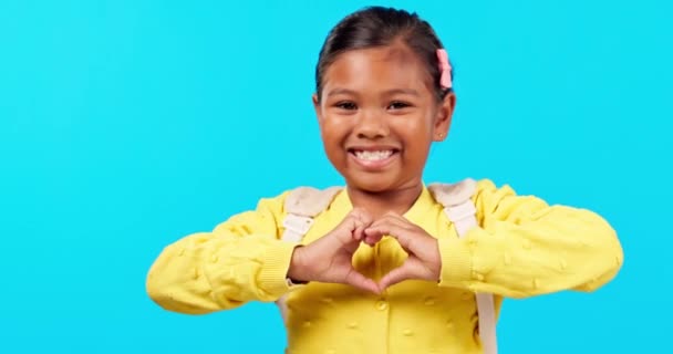 Portre Kalp Işareti Olan Bir Kız Gülümseyen Mavi Bir Arka — Stok video