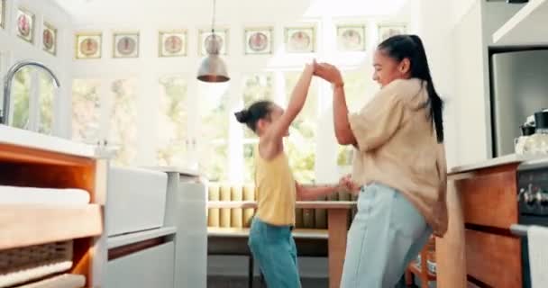 キッチン 幸せと母親が一緒に楽しい時間を過ごして 結合のために彼女の子供と一緒に踊ります 若いお母さんは歌い 家族の家で彼女の女の子の子供と一緒に音楽にダンスをする — ストック動画