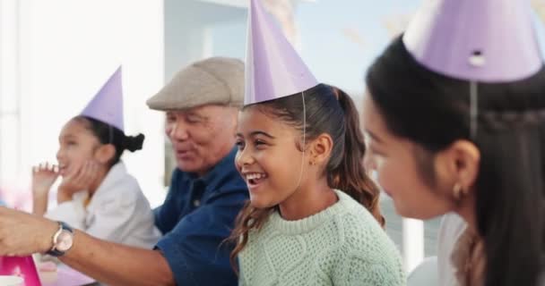 Mutlu Aile Kız Parkta Doğum Günü Kutlama Açık Hava Etkinliği — Stok video