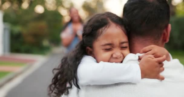 Gyermek Futás Ölelés Apa Szabadban Szeretettel Gonddal Úton Biztonság Kényelem — Stock videók