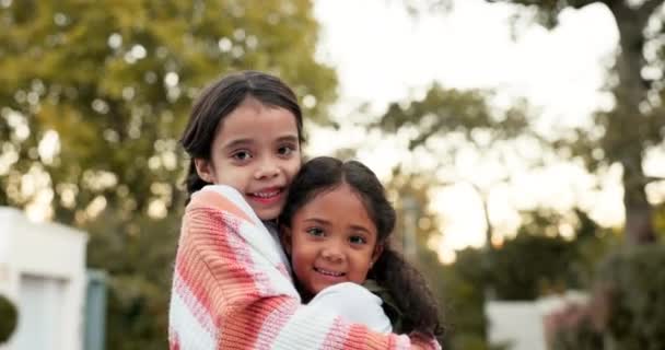 Kucaklaşma Yüz Kız Kardeşler Dışarıda Mutluluk Neşe Ile Bağlanma Kolombiya — Stok video