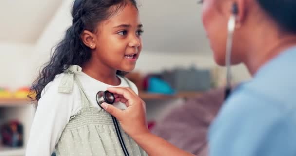 Atem Arzt Und Mädchen Einer Sprechstunde Kinder Und Gesundheitsfragen Mit — Stockvideo