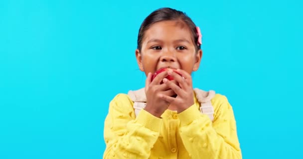 Enfant Portrait Manger Une Pomme Avec Élève Arrière Plan Bleu — Video