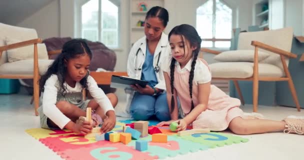 心理和游戏玩具 姐妹和医生在地板上 咨询和笔记检查 女童和用剪贴板 文书工作和写作促进进步的疗法 — 图库视频影像