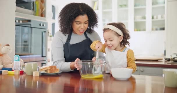 家庭での楽しみ 子供時代の発展のために台所で母 女の子の子供とベーキング 幸せなお母さんは レシピのボウル 泡立て器と混合物で娘に料理のスキルを教える — ストック動画