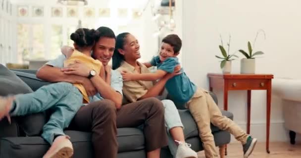 Οικογενειακή Αγκαλιά Χαρούμενη Και Μιλάς Στον Καναπέ Αγάπη Φροντίδα Και — Αρχείο Βίντεο
