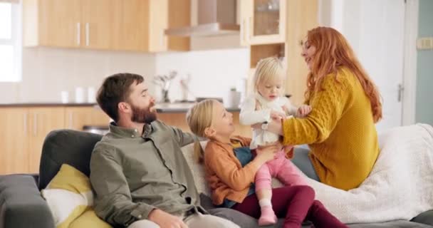 Feliz Amor Cuidado Con Familia Sofá Para Relajarse Vinculación Apoyo — Vídeo de stock