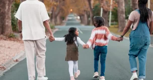 Zpět Rodina Držení Ruce Ulici Chůze Zdravé Kvalitním Časem Wellness — Stock video