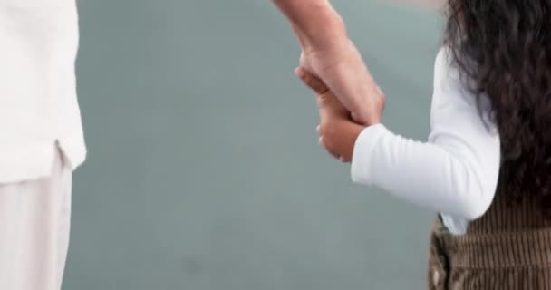Miłość Zaufanie Dziewczyna Trzymająca Się Ręce Rodzicem Podczas Spaceru Razem — Wideo stockowe