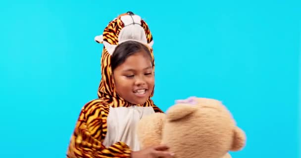 Crianças Ursinho Pijama Com Uma Menina Hora Dormir Fundo Azul — Vídeo de Stock