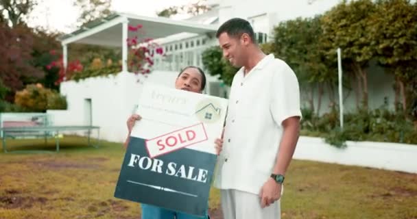 房地产和一对带着出售标志的房主夫妇一起住在新房子的花园里 抵押或在院子里和已婚男女一起投资买房 — 图库视频影像