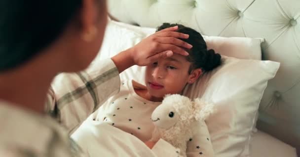 Pflege Mutter Und Sorge Mit Kranken Mädchen Hause Mit Fieber — Stockvideo