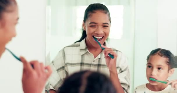 Zrcadlo Matka Dívka Čistí Zuby Wellness Nebo Zubní Hygienu Koupelně — Stock video