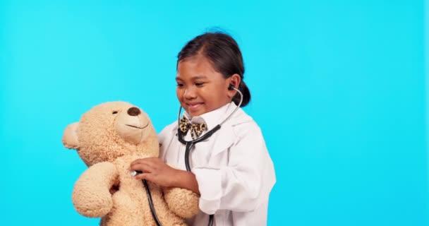 Gyermek Orvos Plüssmackó Egy Stúdióban Orvosi Ellenőrzéssel Sztetoszkóppal Beteg Analízissel — Stock videók