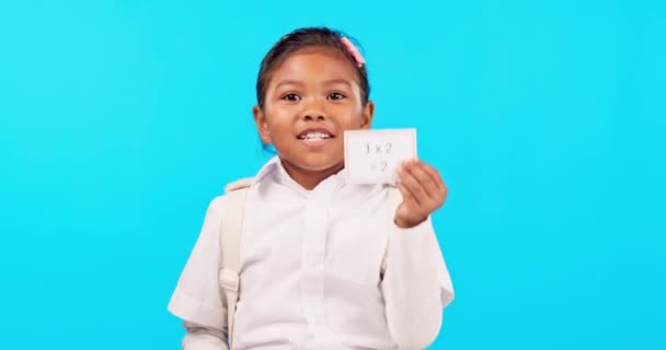 Лицо Изучение Математики Девушка Карточками Студии Изолированы Синем Фоне Образование — стоковое видео