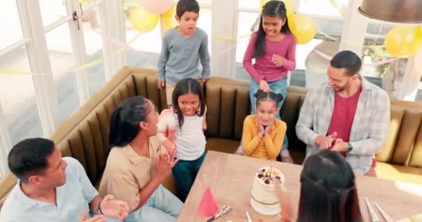 生日聚会 庆祝掌声和快乐的孩子 歌唱的朋友或兴奋的人庆祝年轻女孩的有趣事件 祝贺你的歌 拍手声和高瞻远瞩的孩子们笑着吃甜点蛋糕 — 图库视频影像