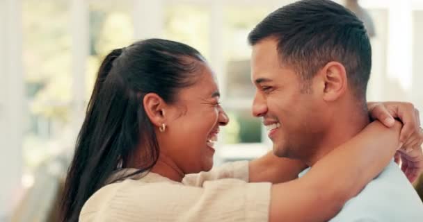 Nevetés Arc Boldog Pár Ölelkezik Otthon Szeretettel Törődéssel Romantikával Fiatal — Stock videók