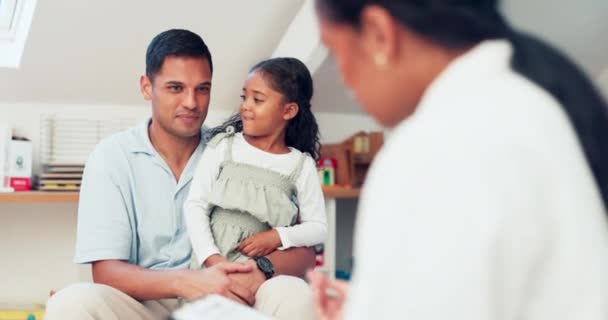 Opieka Zdrowotna Badania Kontrolne Pediatra Rozmawiający Dziewczyną Ojcem Sypialni Domu — Wideo stockowe
