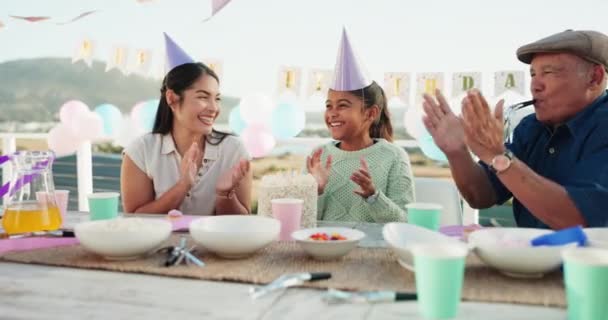 母親と歌でお祝いと屋外で子供 誕生日パーティーや祖父 テーブルで食事を楽しむための愛と絆のための幸福と夏の女の子 家族やキャンドル — ストック動画