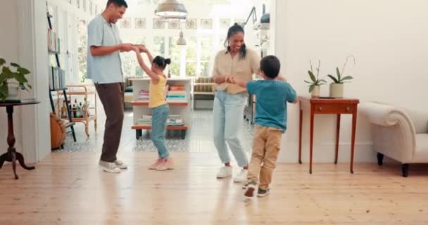 Дом Семья Родители Детьми Танцы Празднование Энергией Потоковая Музыка Весело — стоковое видео