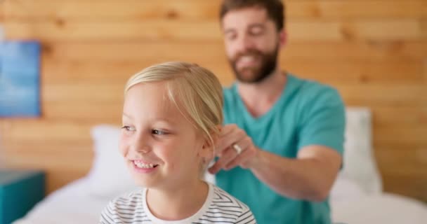 Meisje Vader Helpen Met Vlechten Leren Haarverzorging Verzorging Quality Time — Stockvideo