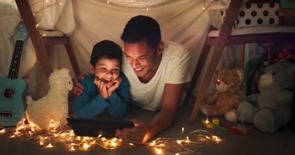 Papai Criança Noite Tablet Barraca Assistindo Filmes Jogos Online Desenhos — Vídeo de Stock