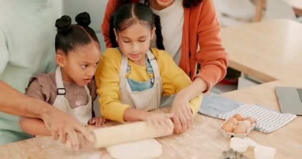 台所で 彼らの家で一緒に木製のローラーと愛 幸せな家族のベーキング ケアやサポート コラボレーションやチームワーク 子供たちと親はパン屋の学習で食事を準備します — ストック動画