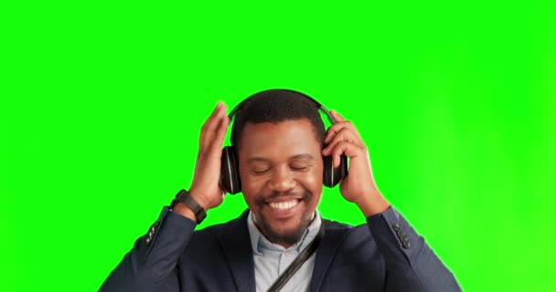 행복하고 사업적 스트리밍 오디오 미디어를 헤드폰 스튜디오 배경에서 캐스트 사운드 — 비디오