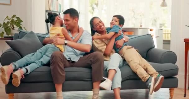 Familie Kietelen Kinderen Met Ouders Een Woonkamer Thuis Voor Comfort — Stockvideo