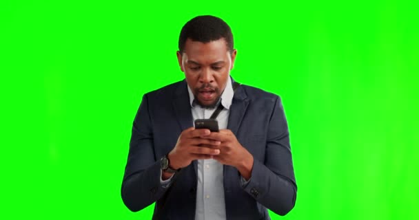 Зеленый Экран Деловой Чернокожий Мужчина Смартфоном Шокированный Интернет Ошибка Студийном — стоковое видео
