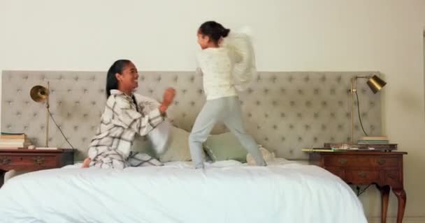 Μαξιλάρι Αγώνα Μητέρα Και Κόρη Στο Κρεβάτι Παίζοντας Και Φροντίδα — Αρχείο Βίντεο