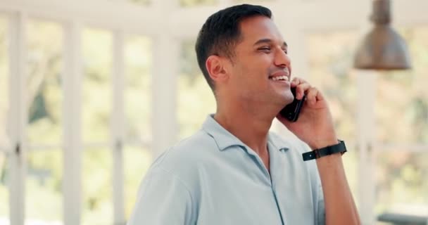 Skrattande Konversation Och Man Ett Telefonsamtal Ett Hus För Kommunikation — Stockvideo